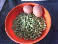 鸡蛋烧豌豆的做法步骤1