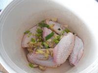 金蒜鸡翅的做法步骤2