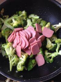 西兰花炒火腿的做法步骤7