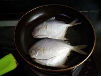 盐煎鲳鱼的做法步骤4