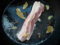 辣椒炒五花肉的做法步骤1