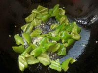 辣椒炒五花肉的做法步骤6