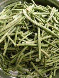 凉拌麻辣豇豆的做法步骤1
