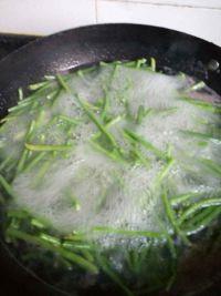 凉拌麻辣豇豆的做法步骤3