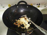 荷兰豆腰果炒鲜虾的做法步骤4