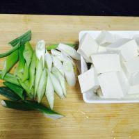 大葱炒豆腐的做法步骤2