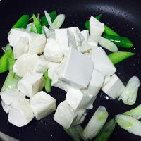 大葱炒豆腐的做法步骤6