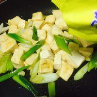 大葱炒豆腐的做法步骤8