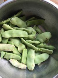 五花肉炖油豆角的做法步骤2