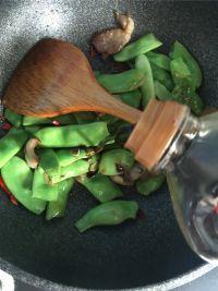 五花肉炖油豆角的做法步骤7