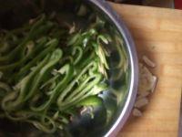 青椒炒平菇的做法步骤2