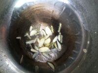 青椒炒平菇的做法步骤3