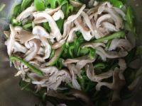 青椒炒平菇的做法步骤5