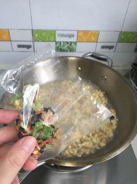 裙边鸡蛋面#小虾创意料理#的做法步骤4