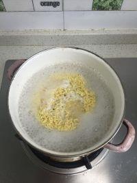 裙边鸡蛋面#小虾创意料理#的做法步骤5