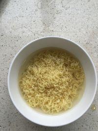 白虾肉丝泡面#小虾创意料理#的做法步骤2