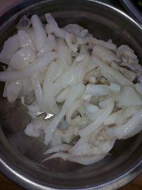 墨鱼炒韭菜的做法步骤1