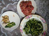 青瓜炒牛肉的做法步骤1
