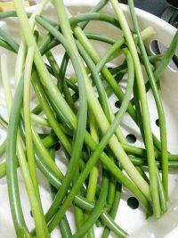 手撕蒜薹的做法步骤1