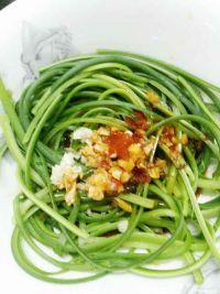 手撕蒜薹的做法步骤6