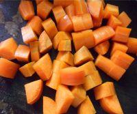 黄瓜胡萝卜鸡丁的做法步骤2