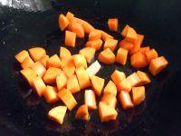 黄瓜胡萝卜鸡丁的做法步骤6