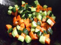 黄瓜胡萝卜鸡丁的做法步骤7