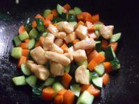 黄瓜胡萝卜鸡丁的做法步骤8