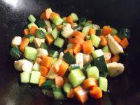 黄瓜胡萝卜鸡丁的做法步骤9