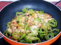 火腿青椒煎蛋的做法步骤7