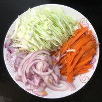 牛肉胡萝卜炒快餐面#小虾创意料理#的做法步骤5