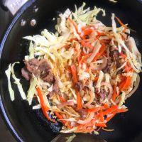 牛肉胡萝卜炒快餐面#小虾创意料理#的做法步骤10