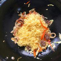 牛肉胡萝卜炒快餐面#小虾创意料理#的做法步骤11