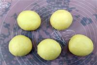 豆沙毛毛虫面包的做法步骤5