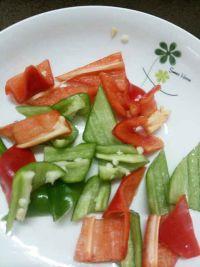 青红椒炒肥肠的做法步骤2