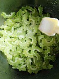 苦瓜焖草鱼的做法步骤1