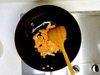 素炒蟹味菇的做法步骤5