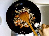 素炒蟹味菇的做法步骤6