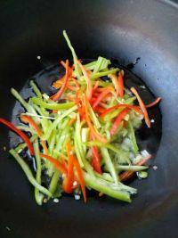 包菜炒莜面的做法步骤7