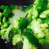 西兰花虾球的做法步骤4