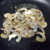 西兰花虾球的做法步骤6