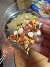 鲜虾鱼板面拌面的做法步骤2