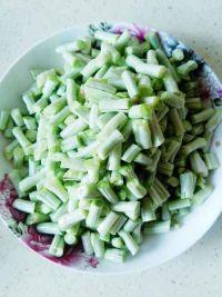 梅干菜肉末炒豆角的做法步骤2