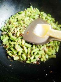 梅干菜肉末炒豆角的做法步骤6