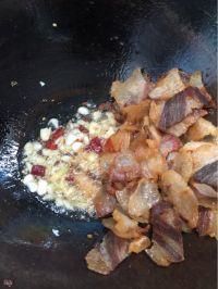 葱瓣儿荆芥炒腊肉的做法步骤4