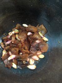 葱瓣儿荆芥炒腊肉的做法步骤6