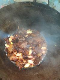 葱瓣儿荆芥炒腊肉的做法步骤7