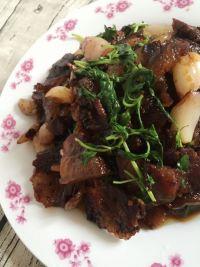 葱瓣儿荆芥炒腊肉的做法步骤13