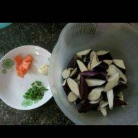 胡萝卜炒茄子的做法步骤1