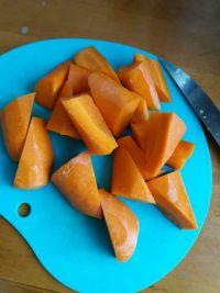 猪尾骨红萝卜玉米汤的做法步骤5